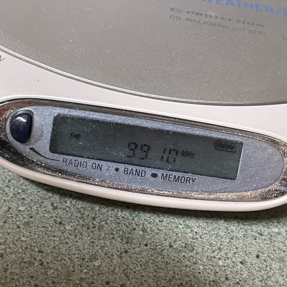 Sony CD Walkman - Portable Personal CD Player - Silver (D-FJ210/C), it works - Picture 3 of 8